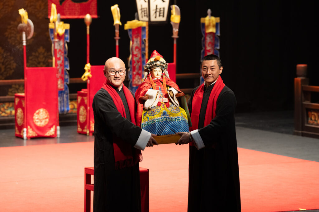 國光劇團新春開箱, 温宇航(左)、盛鑑恭迎祖師爺回鑾。(圖/國光劇團提供)