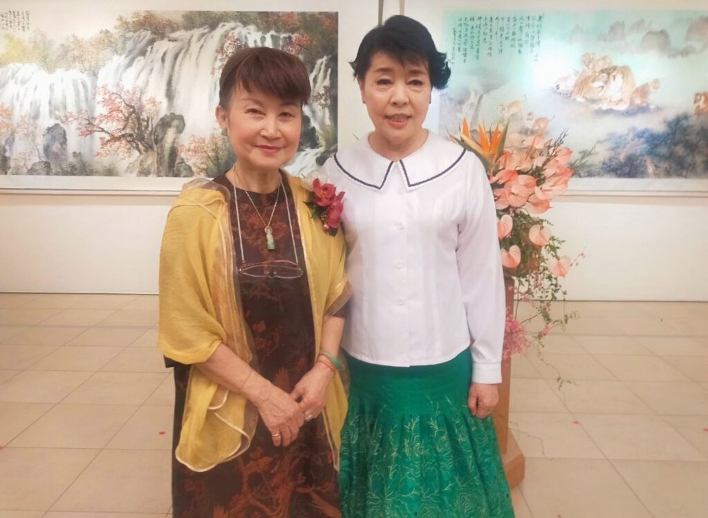 ▲與知名水墨畫家陳麗雀（左）個展開幕站台且演唱，學姐妹的好交情可見一斑。（記者 辛澎祥/攝）