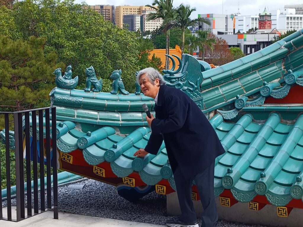 知名建築學者李乾朗講解史博館的豐沛建築外觀,以及器型的史實內涵與表徵,極具文化深度。(記者 辛澎祥/攝)