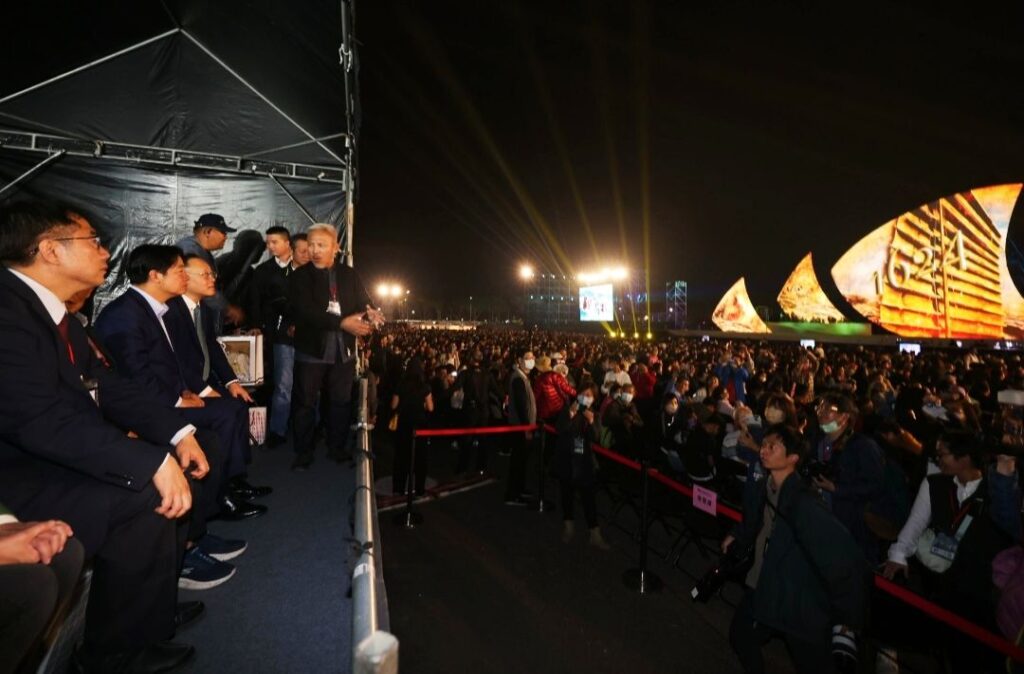 ▲台南市長黃偉哲(左起)副總統賴清德及文化部長史哲出席觀賞歷史音樂劇。(圖/文化部 提供)