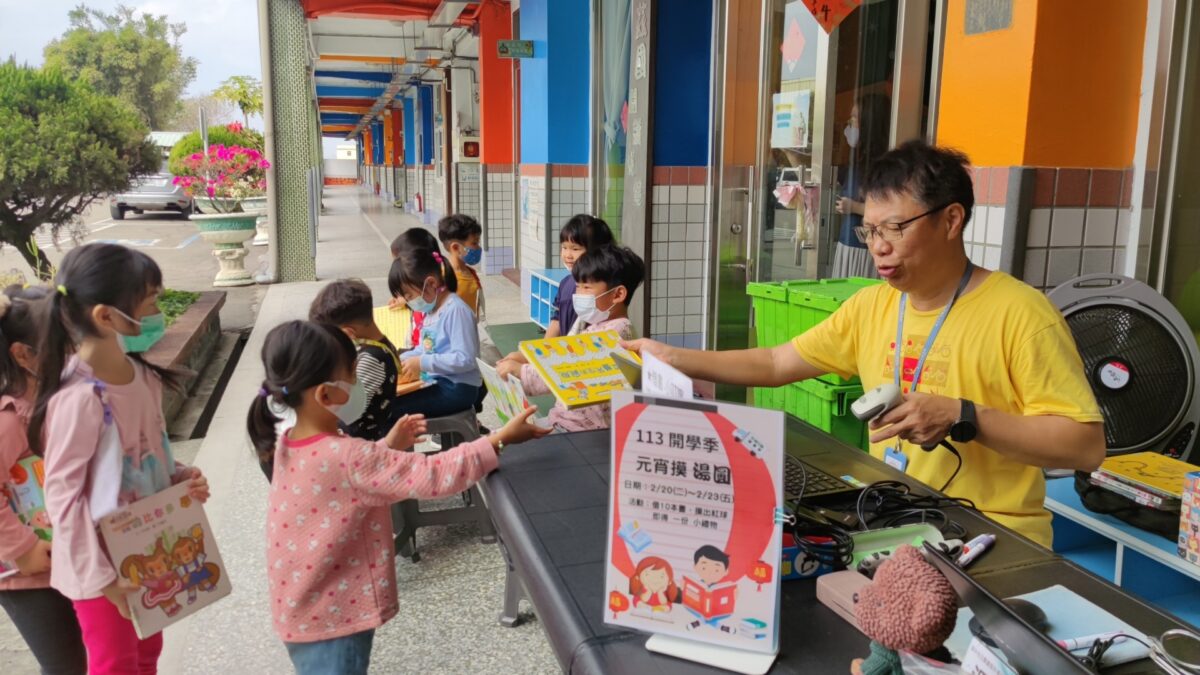 中市行動圖書車再出發   故事志工伴讀校園飄書香