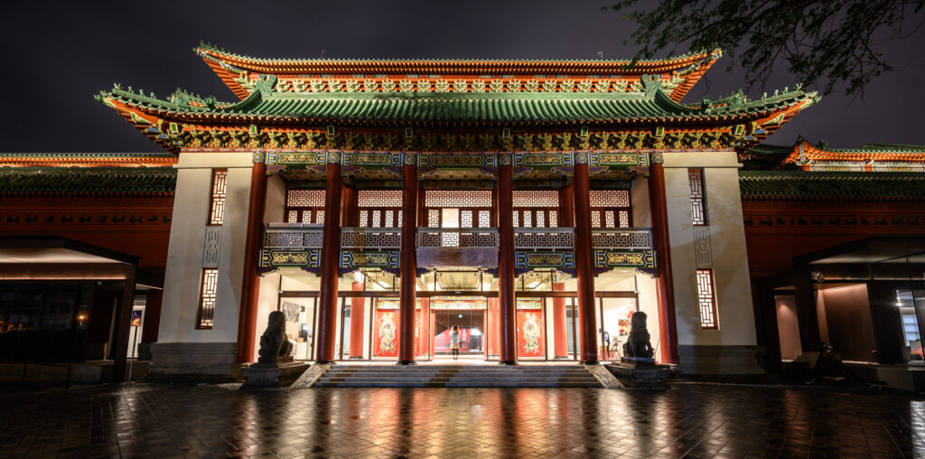 整修後的史博館之館景正立面，在夜空下更顯雍容大度。（圖/史博館提供）
