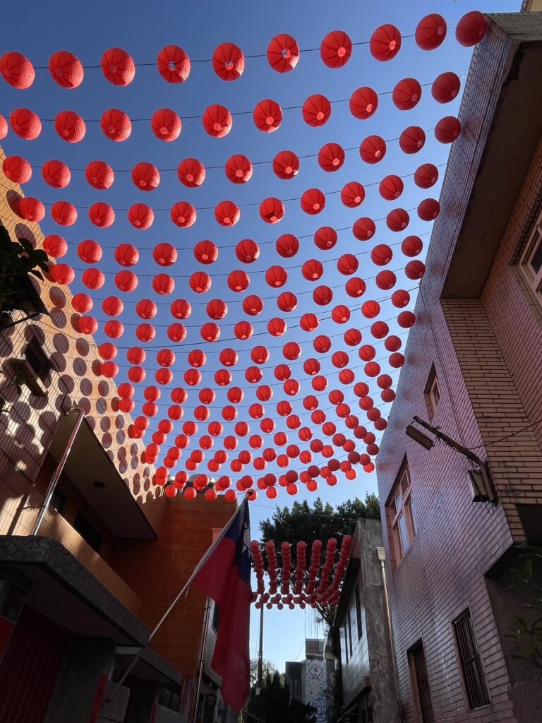 妝點紅燈籠與春聯的眷村文化園區空軍三重一村，充滿濃濃年味與懷舊溫暖氛圍。（圖/文化局提供）