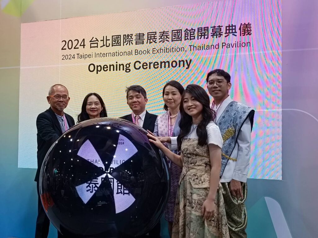 台灣與泰國的貴賓們手按啟動儀式球,象徵開幕儀式圓滿成功。 (記者 辛澎祥/攝)