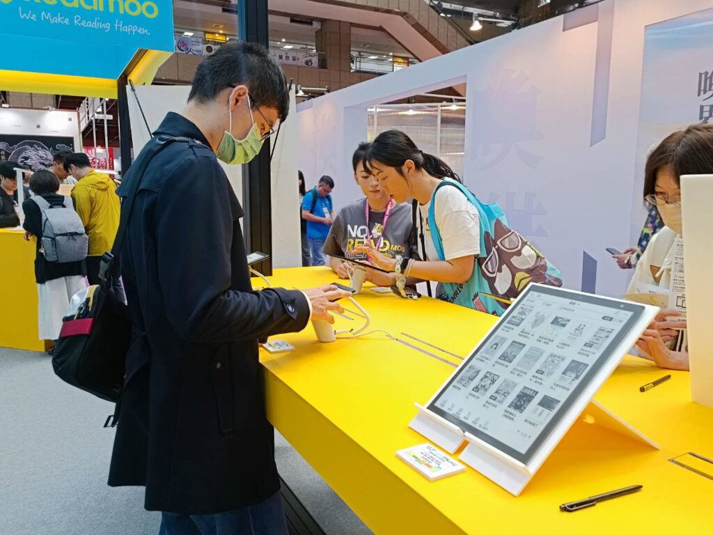 ▲電子書攤位也有多人詢問體驗,讓消費者有多一種掌握書訊的機會。(記者 辛澎祥/攝)