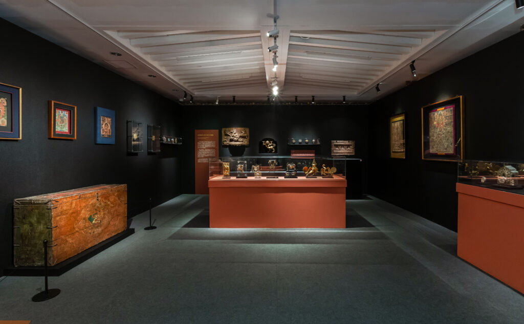 《好運連連-財神與蒙藏生活藝術之美》特展展出西藏神聖及具有吉祥寓意的吉祥文物。（圖/文化部蒙藏文化中心提供）