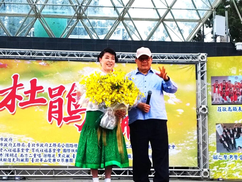 聲樂家簡文秀教授接受夫婿葉寅夫董事長的獻花，十分開心。（記者 陳安婷/攝）
