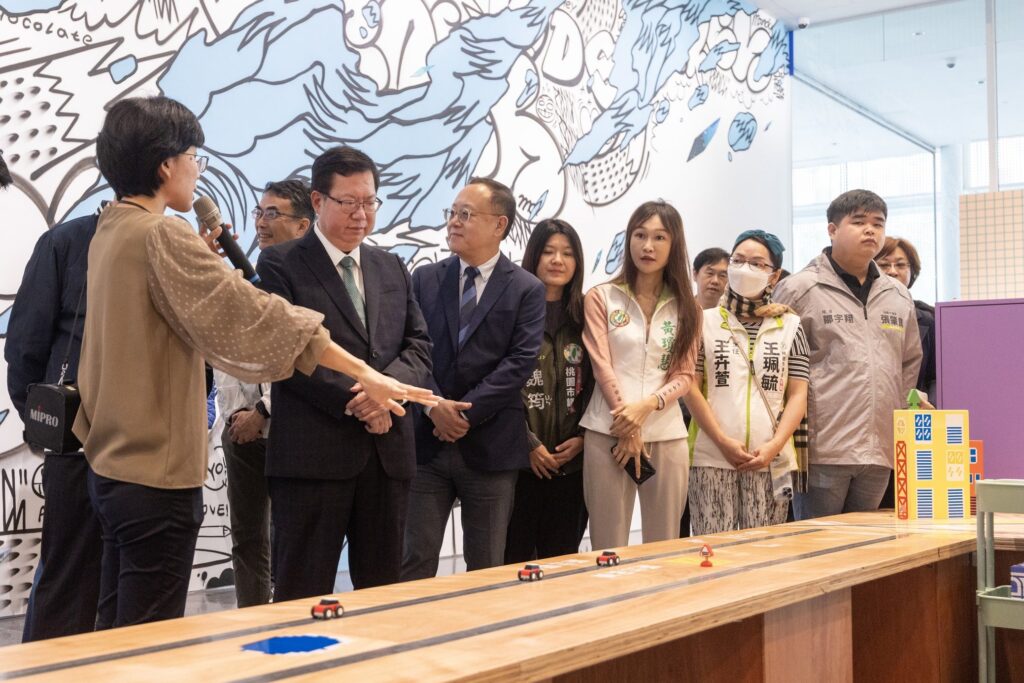 ▲在文化部長史哲(左三)的陪同下,鄭文燦一行聽取館方導覽與簡報。(圖/文化部 提供)