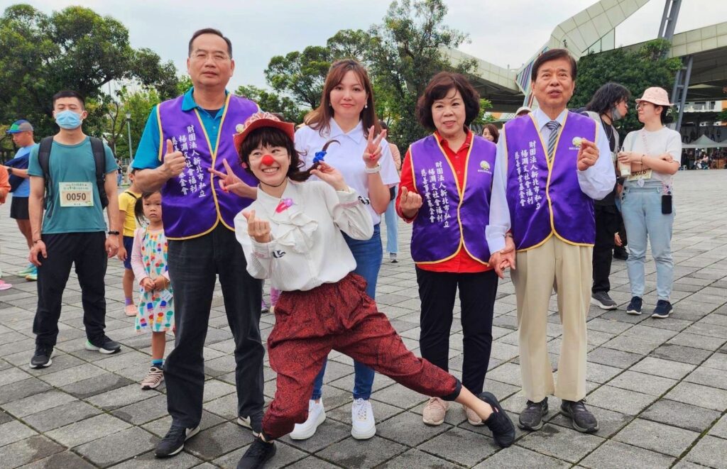 ▲楊淵文慈善基金會、宏利發建設及紅鼻子醫生協會,共同推動兒童友善醫療的公益活動。(記者 辛澎祥/攝)