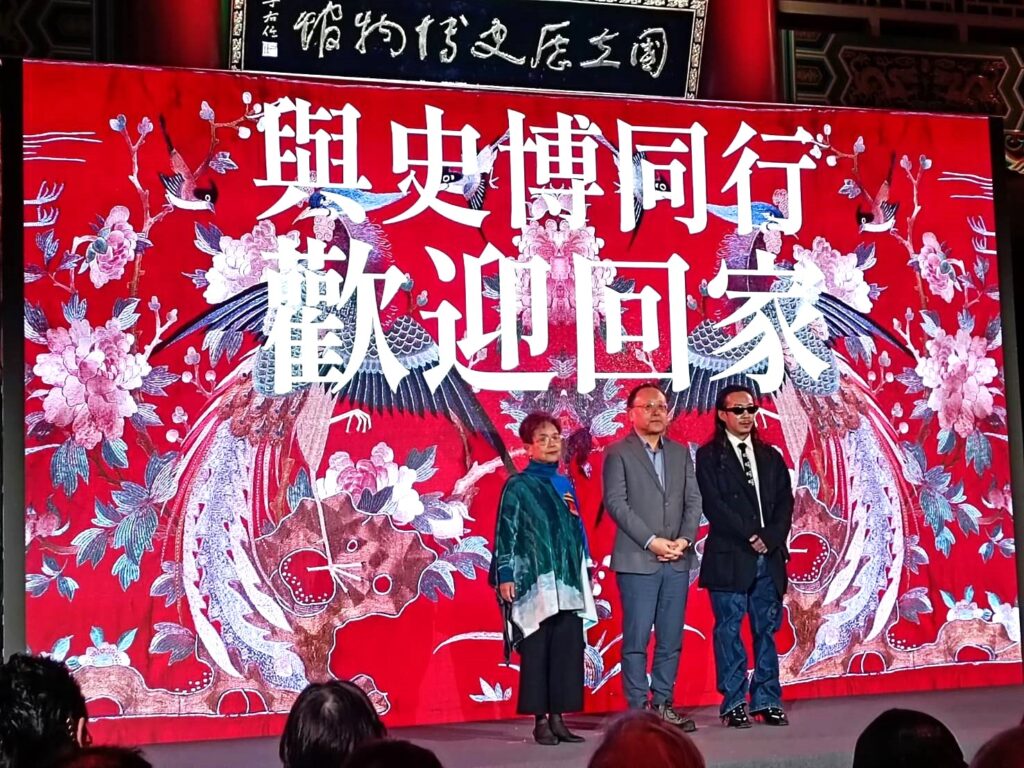 文化部長史哲、史博館館長王長華及周裕穎設計師以精緻的開幕大秀，歡迎大家與史博同行。（記者 陳安婷/攝）