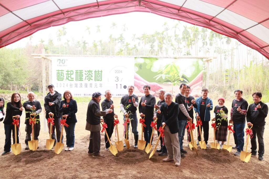 ▲工藝中心邀請漆藝與工藝界大師與貴賓共同種下漆樹，場面熱烈。（圖/工藝中心 提供）