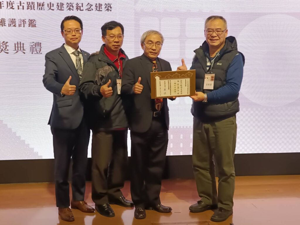 ▲陳濟民局長(右二)頒贈獎牌給得獎人,並與金門縣文化局局長呂坤和(左二)等人合影留念。(記者 辛澎祥/攝)