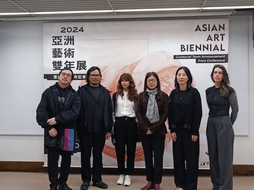 國立臺灣美術館長陳貺怡(右三)與「2024亞洲藝術雙年展」策展團隊合影。(記者 陳安婷/攝)