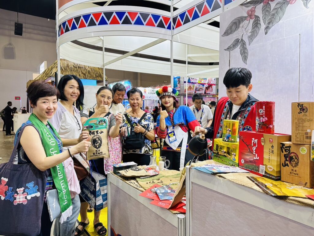 ▲阿里山特產與咖啡在展場四處飄香。(圖/阿里山風管處 提供)