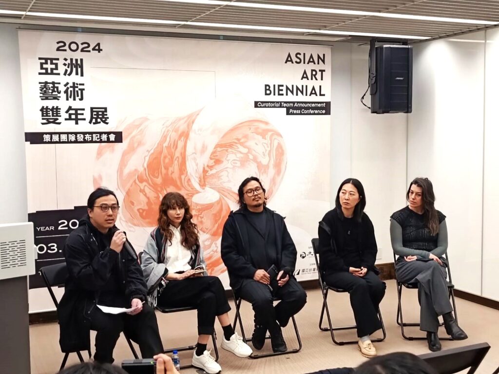 策展團隊分享「2024亞洲藝術雙年展」策展方向,(左起)策展人方彥翔、安妮・戴維狄安(Anne Davidian)、墨夫.艾斯賓納(Merv Espina) 、金海主(Haeju Kim)及艾斯莉・西文(Asli Seven) 。(記者 陳安婷/攝)