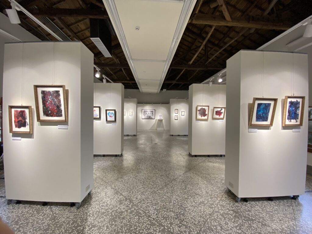 《熔化中的世界》展覽現場 。(圖/竹美館提供)