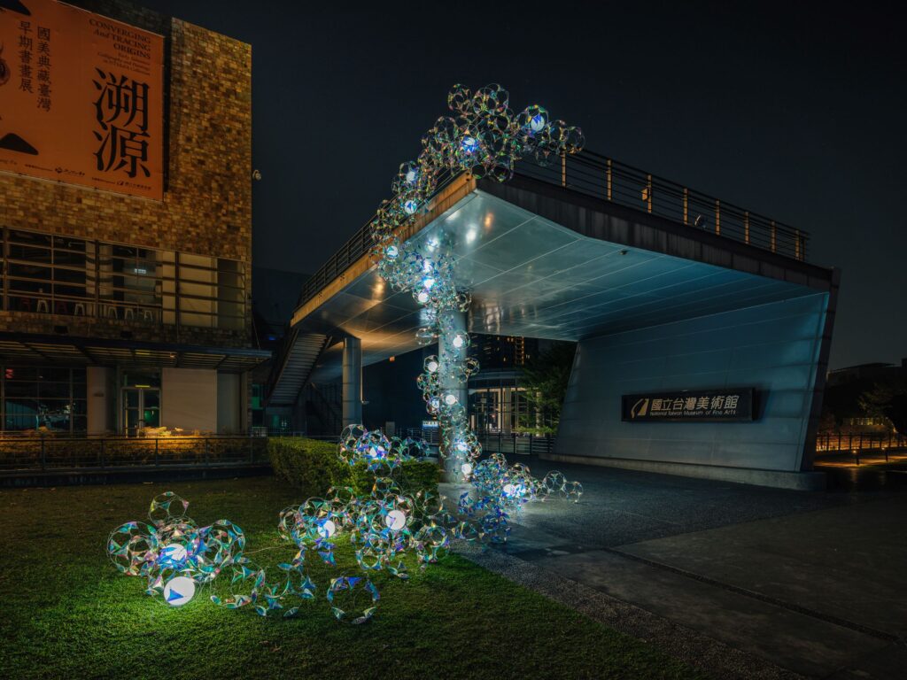 馬來西亞藝術家 Jun_ONG 作品〈珊瑚〉，2024，線性材料、壓接管、炫彩貼膜塑膠、彩色薄膜、LED配件。（圖/國美館提供）