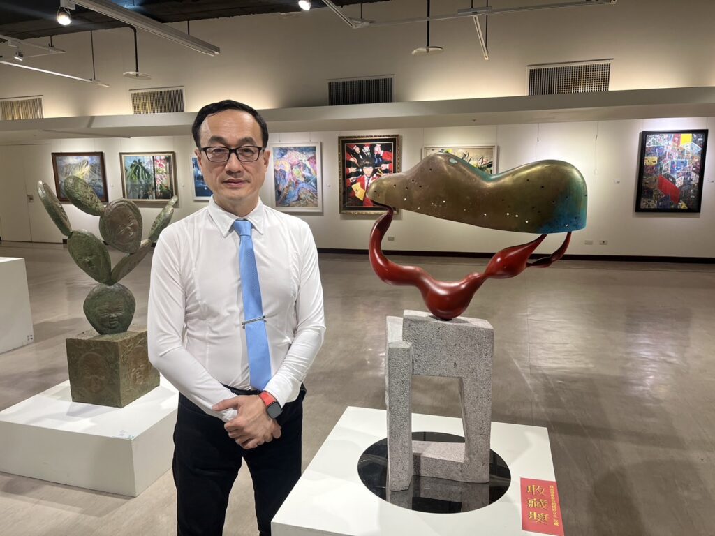 雕塑類第一名余清耀作品《戀戀山城》以超現實手法訴說歲月與人生理想。(圖/文化局提供)