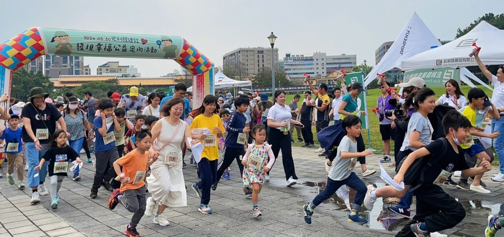 ▲鳴槍起跑的參賽選手,顯得十分開心,跑起來格外帶勁有力。(記者 辛澎祥/攝)