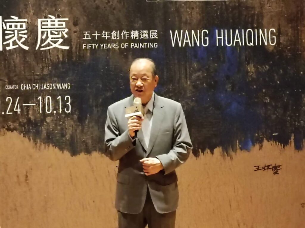 亞洲大學創辦人蔡長海致詞時表達對藝術家王懷慶大師的展覽的高度期待。(記者 陳安婷/攝)