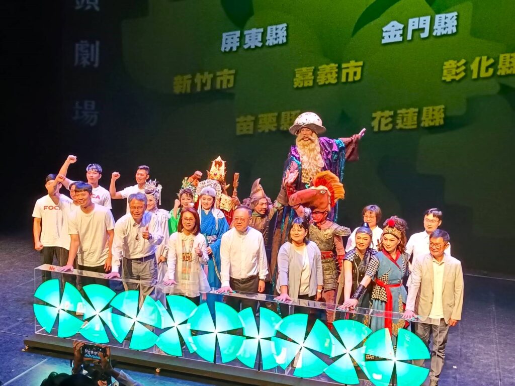 史哲部長及紙風車劇團、國立臺灣交響樂團、朱宗慶打擊樂團、明華園戲劇總團,以及FOCA福爾摩沙馬戲團力挺文化平權巡演活動。(記者 陳安婷/攝)