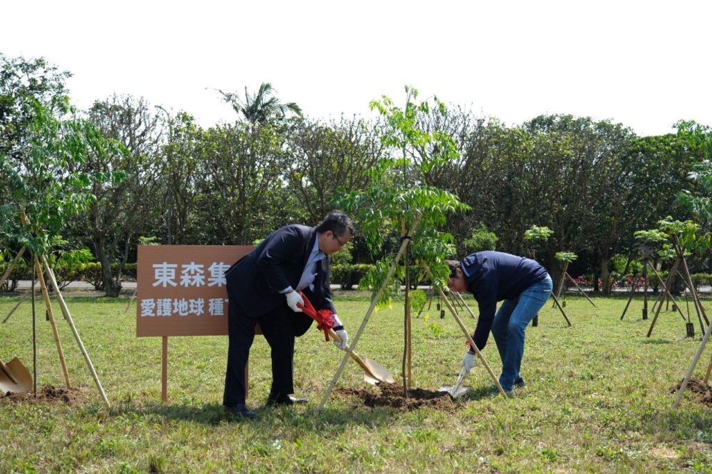 ▲劉和然副市長(右)與廖尚文副總裁共同植樹綠化。(圖/新北農業局 提供)
