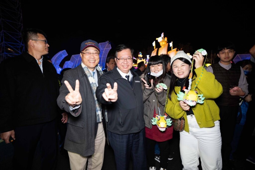 ▲鄭文燦副院長(中)在周永暉陪署長同下,在臺南燈會與民眾歡樂在一起。(圖/觀光署 提供)