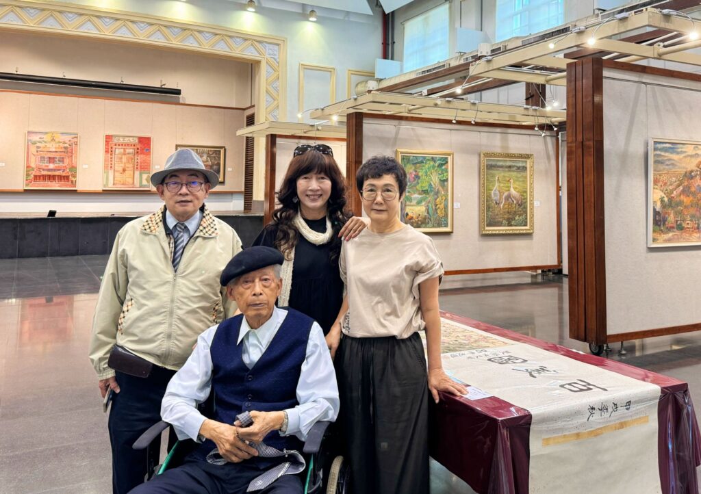 ▲趙宗冠醫師(前)在以攝影參展的兒子趙凱文(後左一起)膠彩畫創作的二女兒趙純妙及書法創作的大女兒趙爽妙陪同下面對媒體的訪問。(圖/趙純妙 提供)