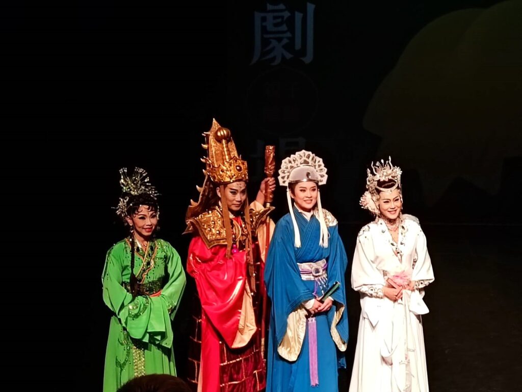 在孫翠鳳帶領之下,明華園青年演員將演出青春版《超炫白蛇傳》。(記者 陳安婷/攝)