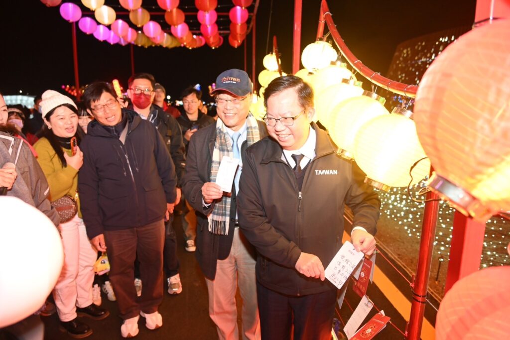 ▲鄭文燦副院長(右)在觀光署長周永暉陪同下參觀臺灣燈會。(圖/觀光署 提供)