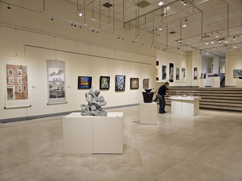 2024年臺中市女性藝術家邀請展共計127位藝術家共襄盛舉,作品呈現多元。(圖/文化局提供)