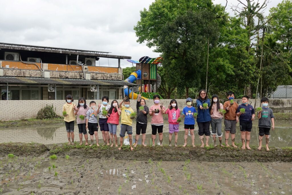 ▲雙溪師生的農耕活動呈現休耕田變教室的趣味。(圖/新北農業局 提供)
