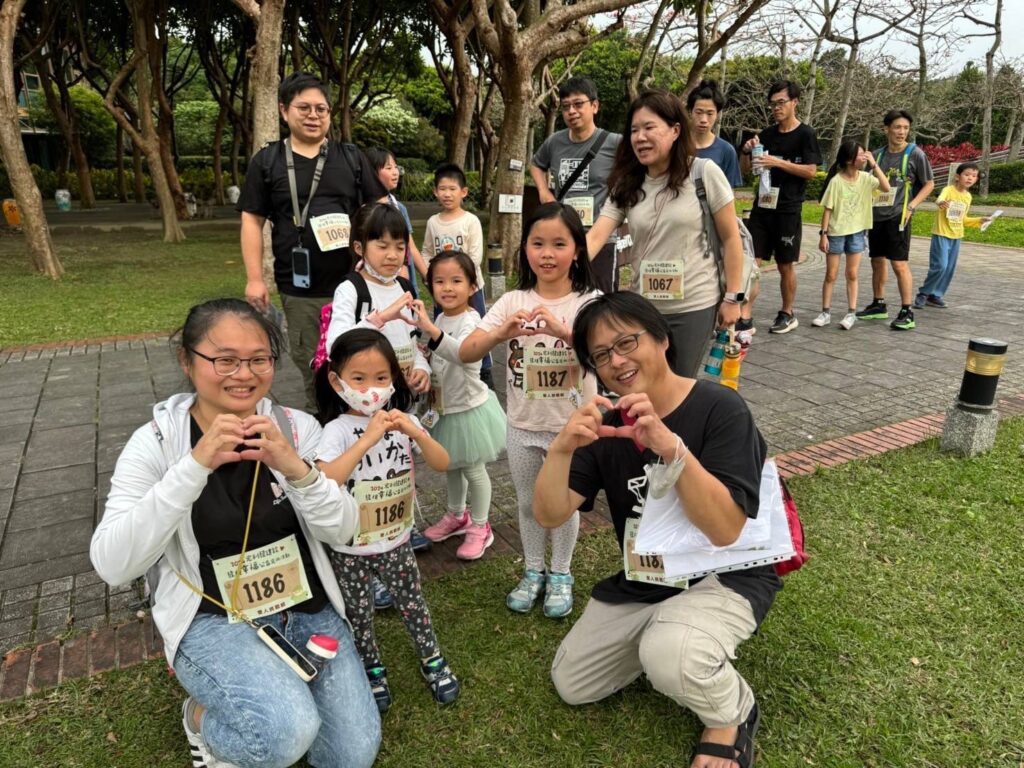 ▲參加「發現幸福公益定向活動」的親子組選手,用愛心手勢表達對主辦單位宏利發建設公司推動公益活動的熱忱與愛心。(記者 辛澎祥/攝)