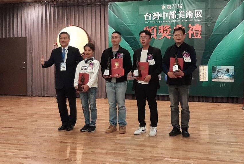 中部美展頒獎典禮,黃副市長為得獎者獻上祝福。(圖/文化局提供)