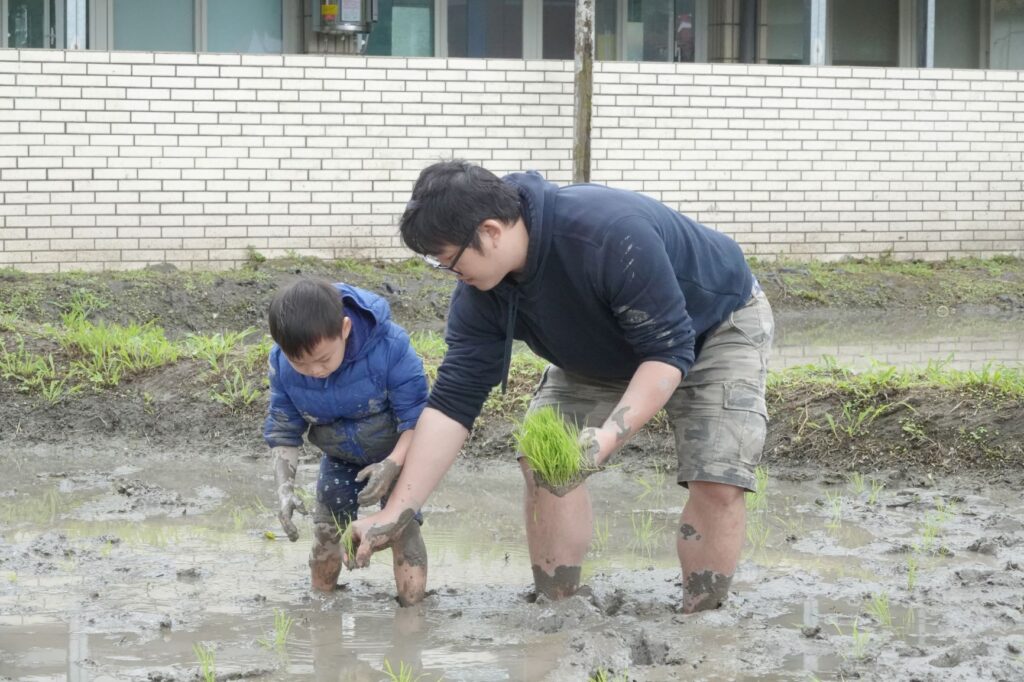 ▲雙溪師生春耕祈福樂活動熱烈展開。(圖/新北農業局 提供)
