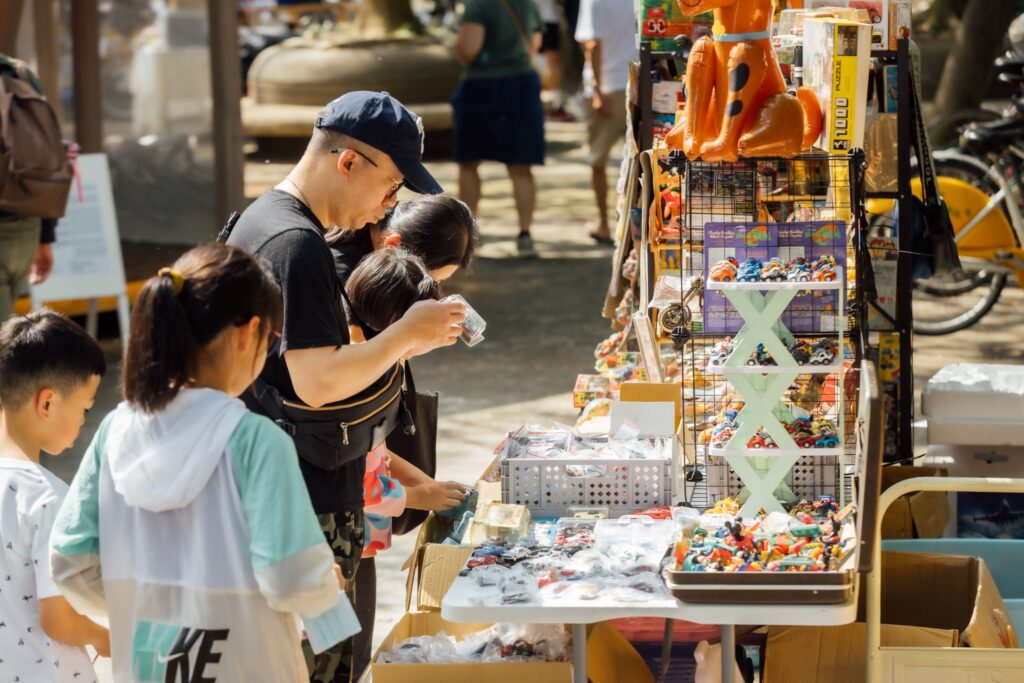 ▲參加活動的民眾專注在藝術文創品的選購上。(圖/台北市文化局 提供)