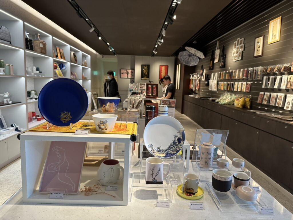 擁有最齊全史博館授權商品就在一樓博物館商店。(圖/史博館提供)