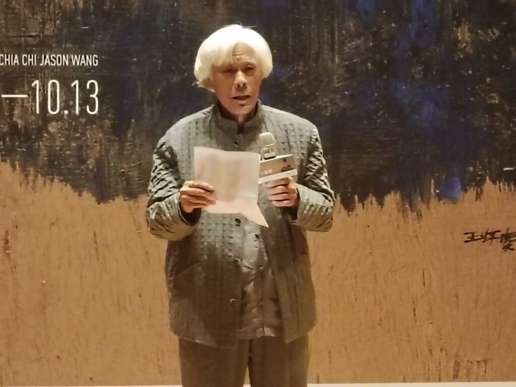 藝術大師王懷慶陳述他創作歷程的專注及永恆,是在體現文化的演繹所呈現的史實面貌。(記者 陳安婷/攝)