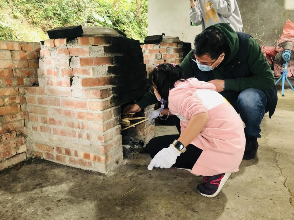 ▲遊人及民眾到社區體驗灶鍋烹製美食之樂。(圖/新北農業局 提供)