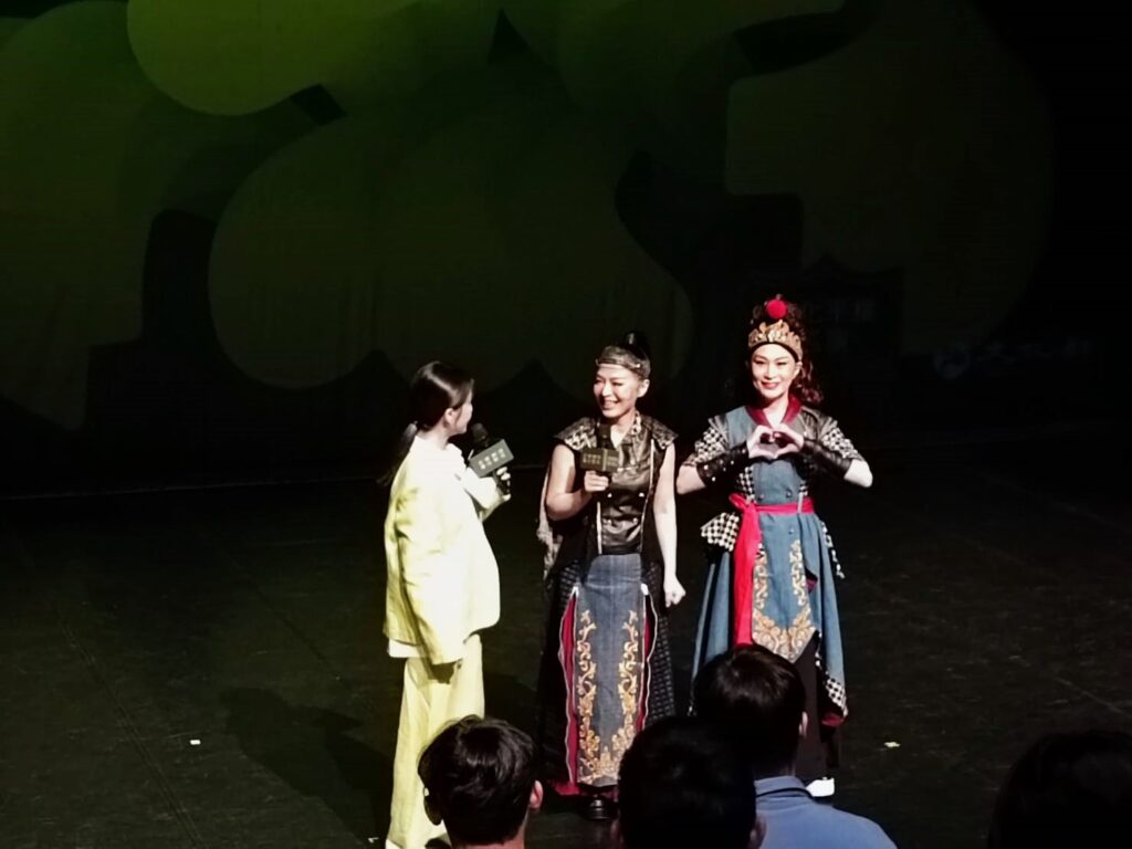 朱宗慶打擊樂團資深團員吳珮菁及京劇協演朱安麗介紹擊樂代表作「木蘭」。(記者 陳安婷/攝)