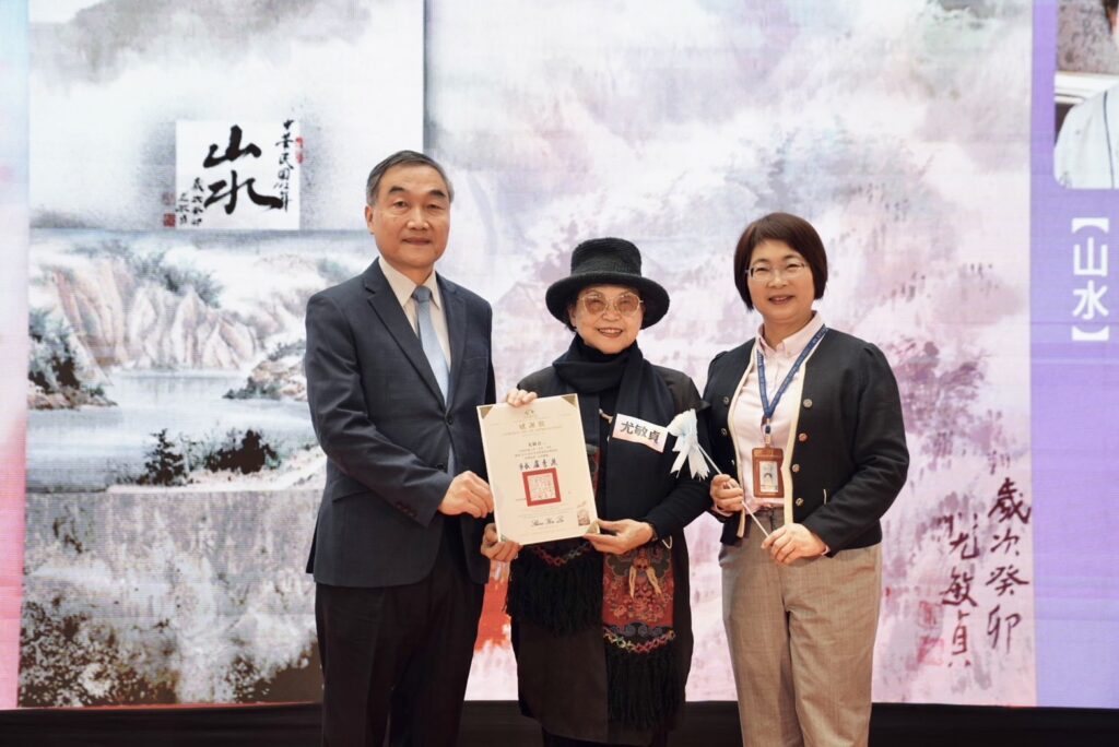 副市長黃國榮與文化局長陳佳君向參展藝術家致謝(圖為墨彩類藝術家尤敏貞)。(圖/文化局提供)