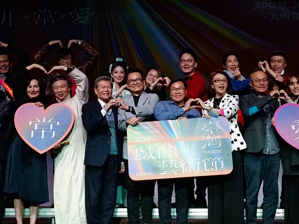 陳修程副主任、孫翠鳳、朱陸豪、德國劇場演員Ulrike Arnold等演出者,紛紛以手勢詮釋主題「愛」,現場充滿歡樂。(記者 陳安婷/攝)