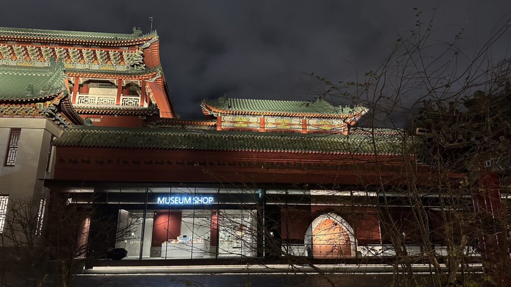一樓博物館商店夜間外觀。(圖/史博館提供)