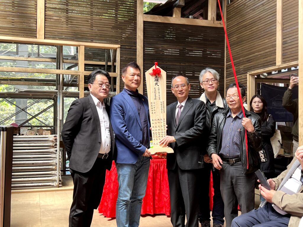 ▲台北市文化局長蔡詩萍(左二)與出席貴賓舉行上棟儀式。(圖/台北市文化局 提供)