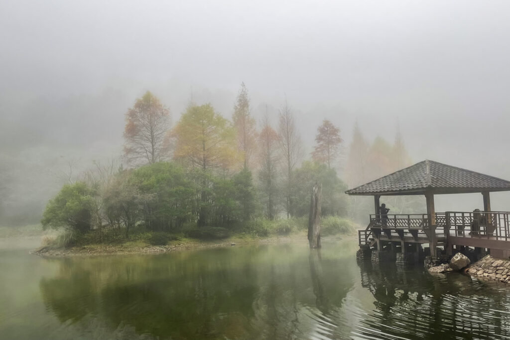 馬告生態園區明池湖,景緻如詩如畫。(圖/力麗提供)