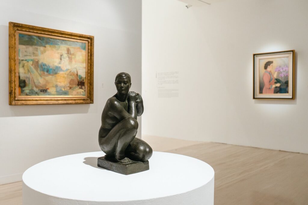 ▲高美館「青春印記」展場中所展出的作品與藏品。(圖/高美館 提供)