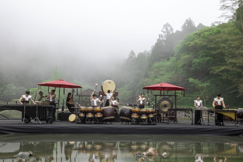 明池水劇場「池中劍III-神魔之界」以音樂為中心展開,穿梭神魔之界的平行宇宙。(圖/力麗提供)