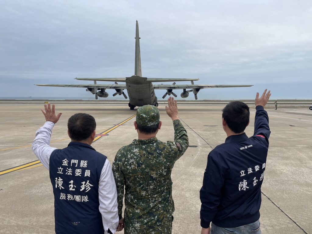 ▲目送軍機載運旅客上機,立委陳玉珍服務處與軍方人員展現專業服務熱誠。(圖/立委陳玉珍辦公室 提供)