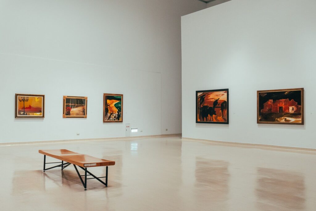 ▲高美館「青春印記」展場中所展出的作品與藏品。(圖/高美館 提供)