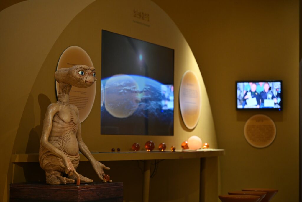 在宇宙茶館中，賽博格生化人為您奉茶，外星人陪您品茗。（圖/茶博館提供）